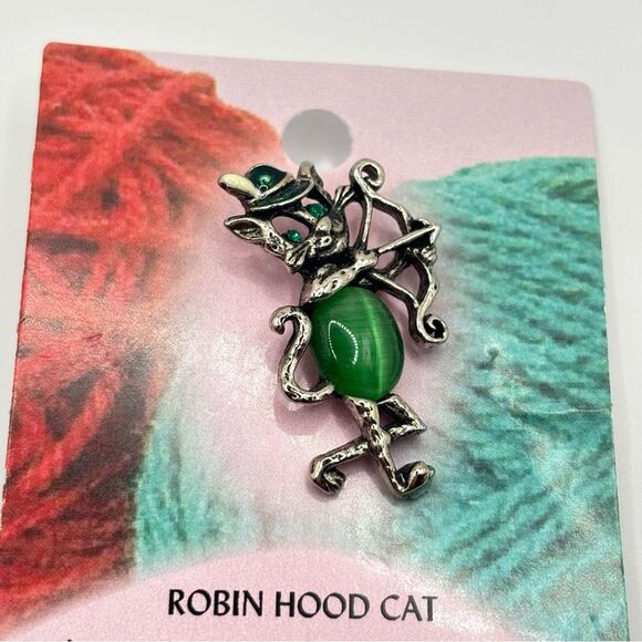 Green Robin Hood Cat Brooch - Picture 3 of 4